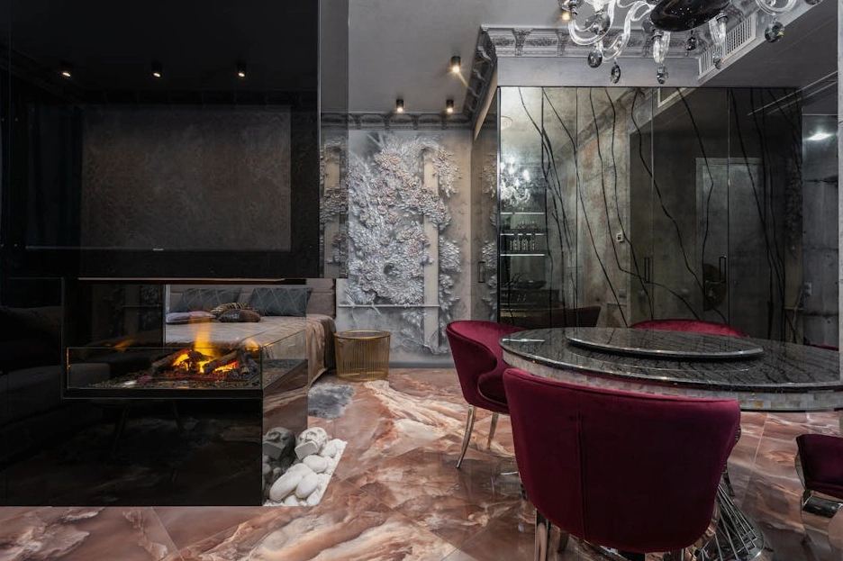 Eleganckie wnętrze klubu fitness z historycznymi elementami architektonicznymi